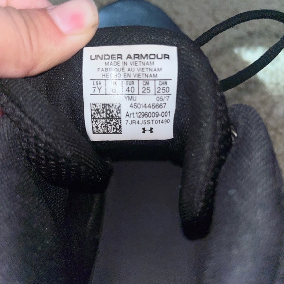 Boys 7Y black under armor basketball shoes - Picture 6 of 7